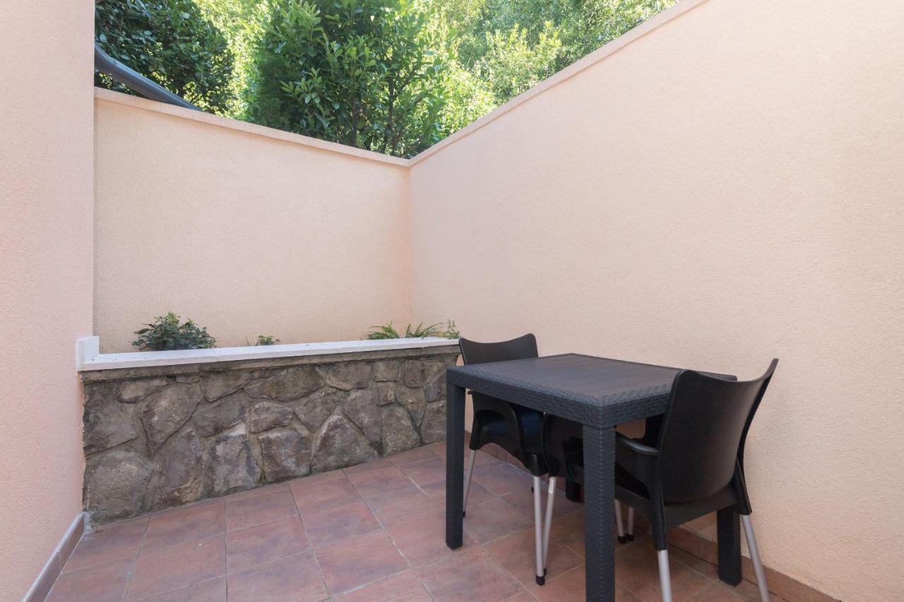 Apartments Villa Adore Icici Bagian luar foto