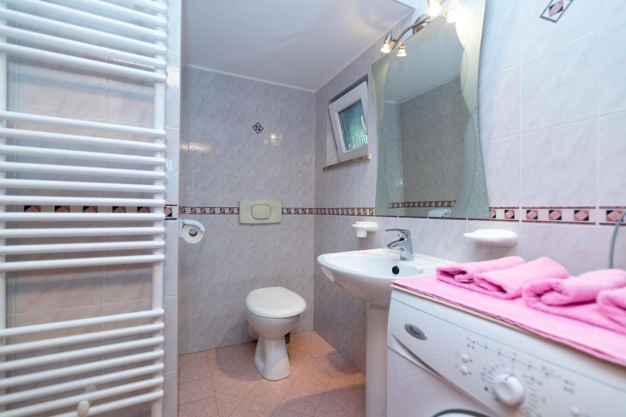 Apartments Villa Adore Icici Bagian luar foto