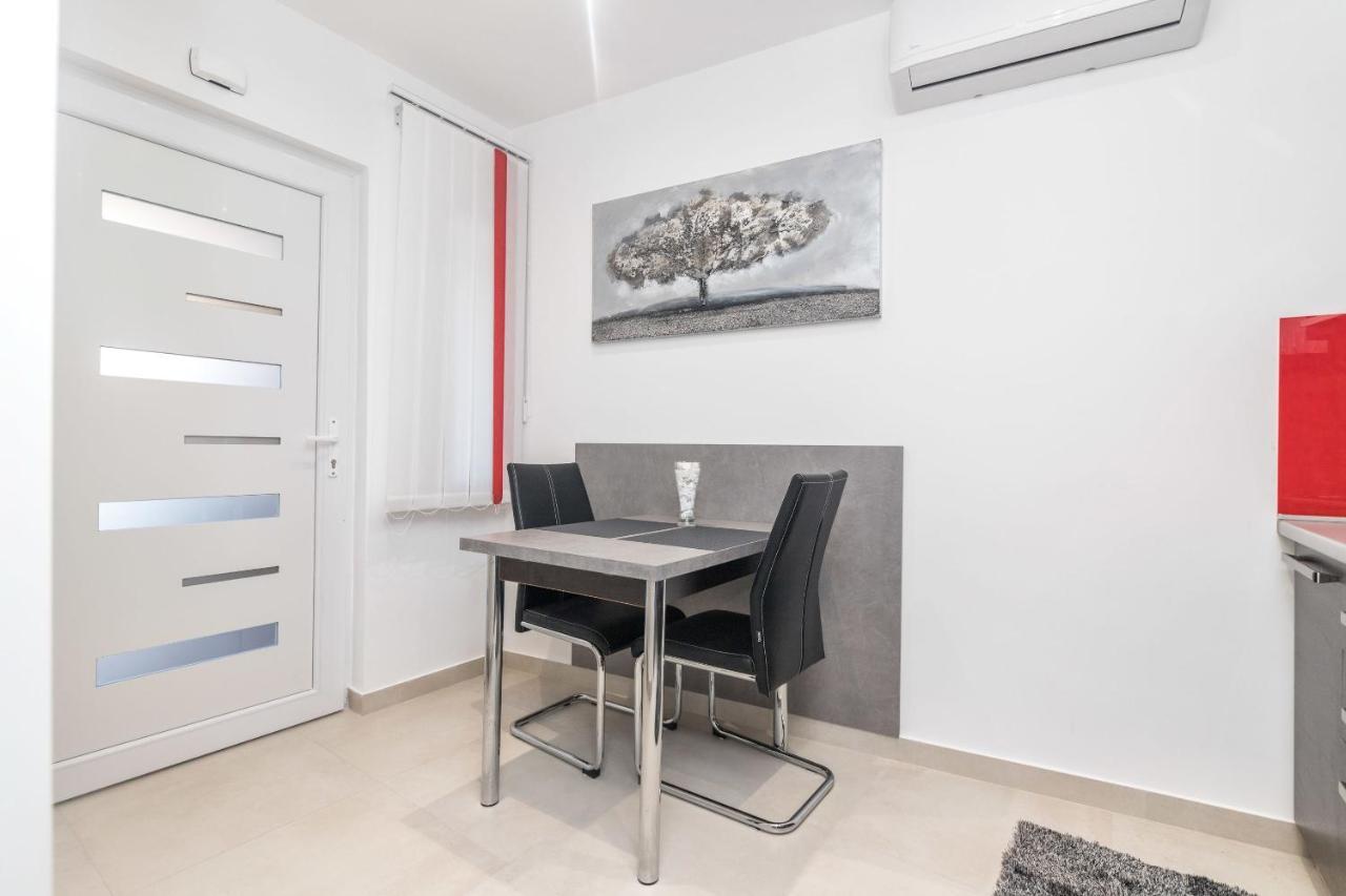 Apartments Villa Adore Icici Bagian luar foto