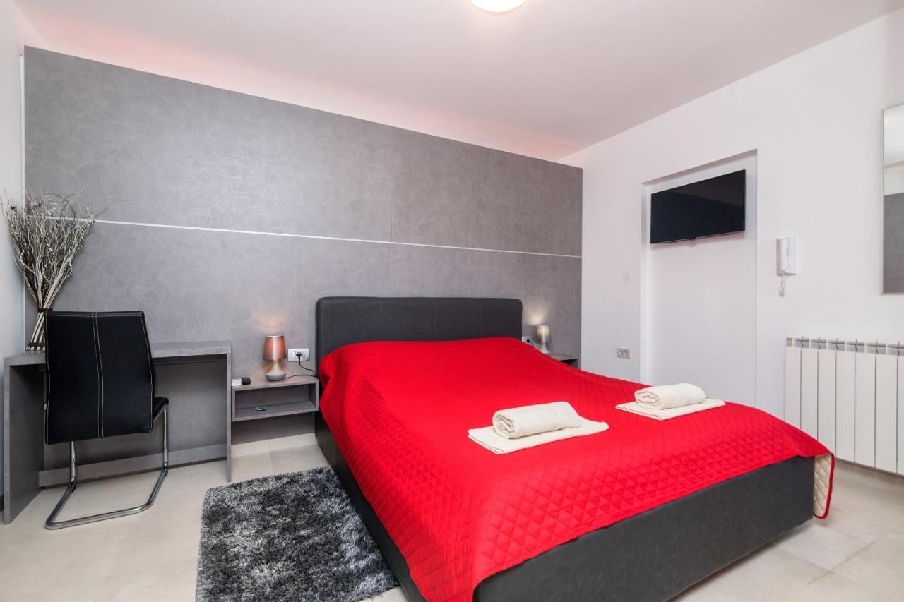 Apartments Villa Adore Icici Bagian luar foto
