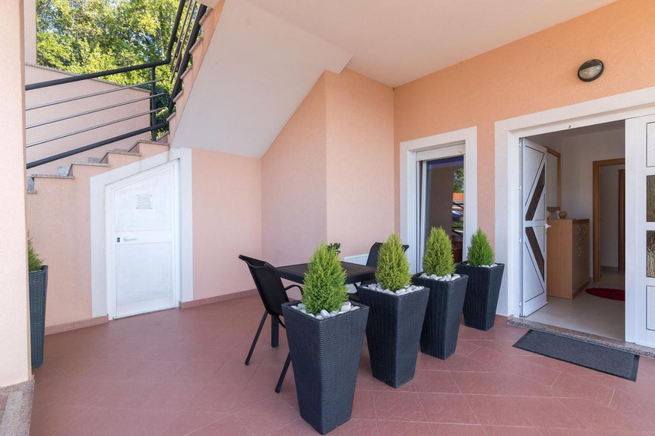 Apartments Villa Adore Icici Bagian luar foto