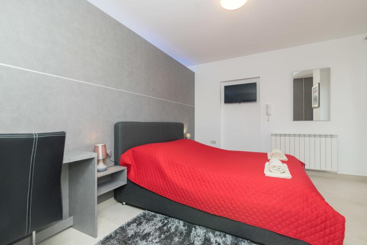 Apartments Villa Adore Icici Bagian luar foto